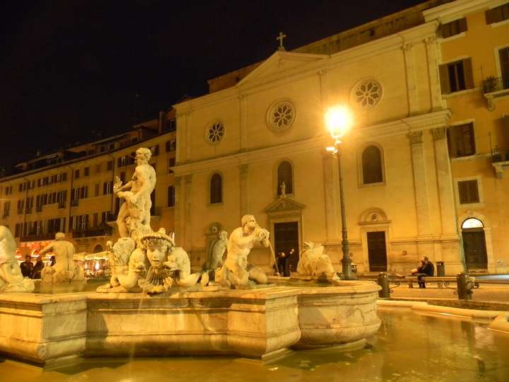 surprising that this is one of the small fountains_Piazza Navona